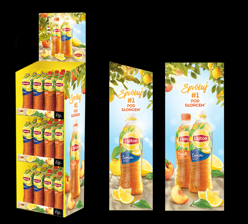 Ekspozycja sklepowa napojów Lipton w kartonowym regale z nadrukiem, obok banery reklamowe z hasłem 'Spróbuj #1 pod słońcem' i grafiką cytryn i brzoskwiń.