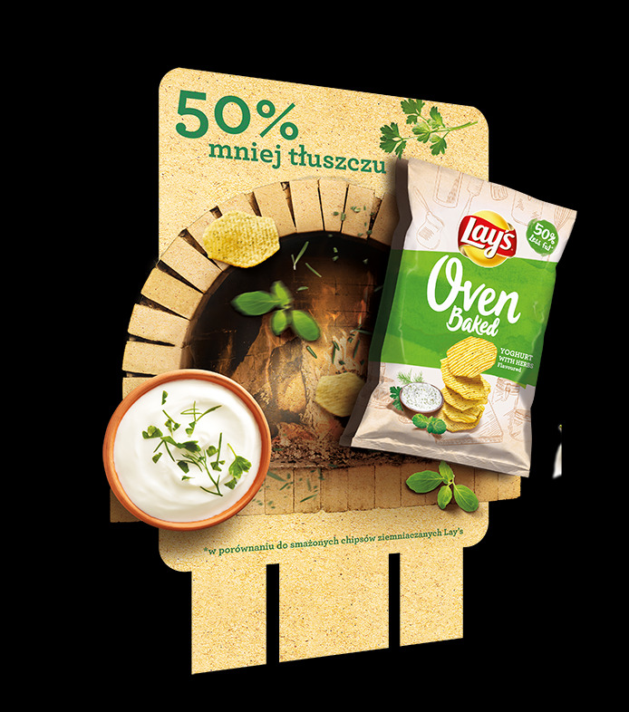Kompozycja reklamowa: paczka Lay's Oven Baked obok miseczki z sosem ziołowym i wizualizacji pieca, akcentująca obniżoną zawartość tłuszczu.