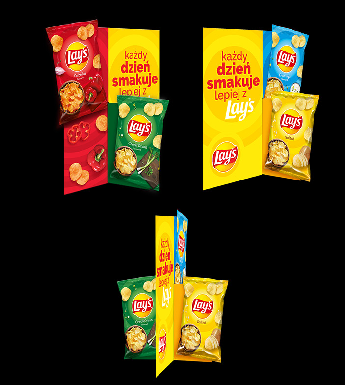 Ekspozycja POS z trzema wariantami smakowymi chipsów Lay's: paprykowe, zielona cebulka i solone, każdy w dedykowanej kolorystyce i z hasłem reklamowym na żółtym tle.