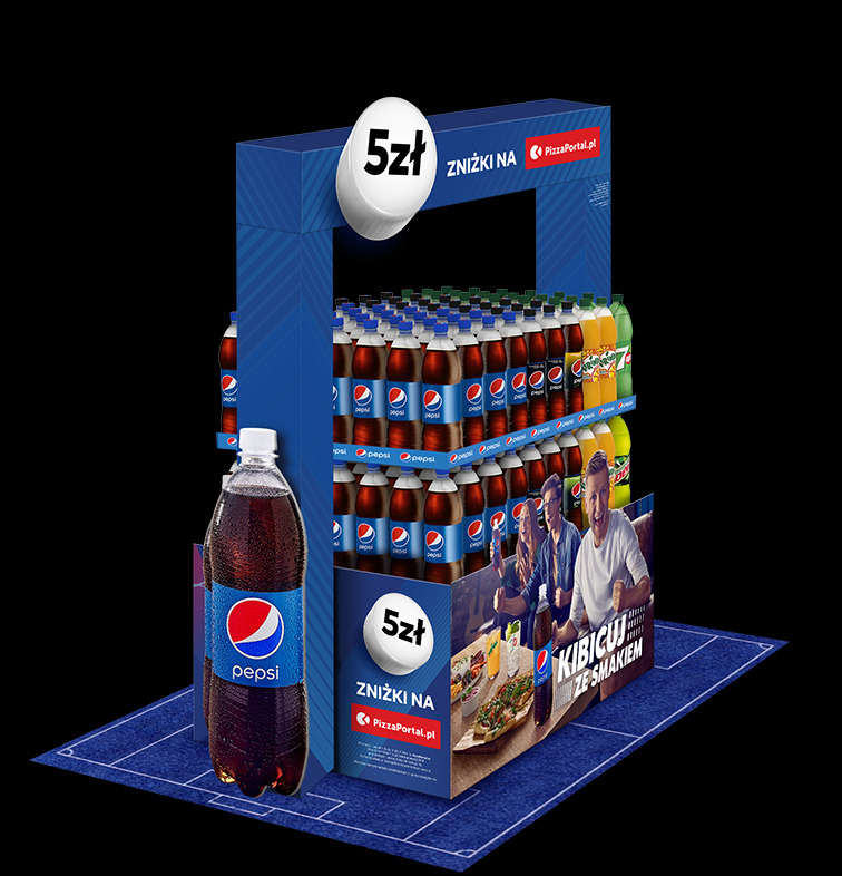 Ekspozytor reklamowy Pepsi z napojami w butelkach, z grafiką promującą zniżki na PizzaPortal.pl dla kibiców, ustawiony na podłożu imitującym boisko piłkarskie.