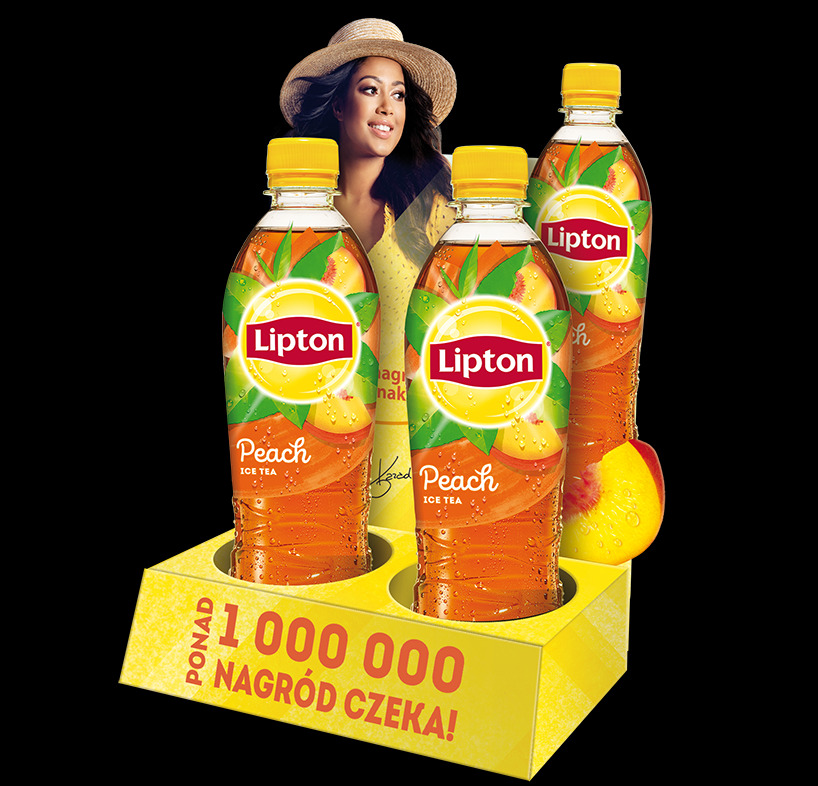 Promocyjna ekspozycja trzech butelek Lipton Peach Ice Tea na żółtym stojaku z hasłem 'Ponad 1 000 000 nagród czeka!' i wizerunkiem uśmiechniętej kobiety w kapeluszu na czarnym tle.