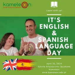 Dwoje uśmiechniętych nauczycieli szkoły językowej Kameleon, z podniesionymi kciukami, świętuje Dzień Języka Angielskiego i Hiszpańskiego 23 kwietnia 2024 roku, na tle zielonej ściany i flag...