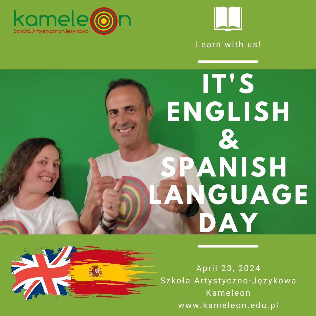 Dwoje uśmiechniętych nauczycieli szkoły językowej Kameleon, z podniesionymi kciukami, świętuje Dzień Języka Angielskiego i Hiszpańskiego 23 kwietnia 2024 roku, na tle zielonej ściany i flag...