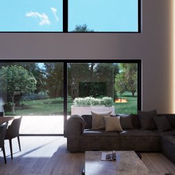 MAZZANI SPÓŁKA Z OGRANICZONĄ ODPOWIEDZIALNOŚCIĄ - Wnętrze salonu z dużym oknem na ogród, sofa narożna i stolik kawowy z magazynem. Nowoczesny design, jasne drewniane podłogi, neutralna kolorystyka.