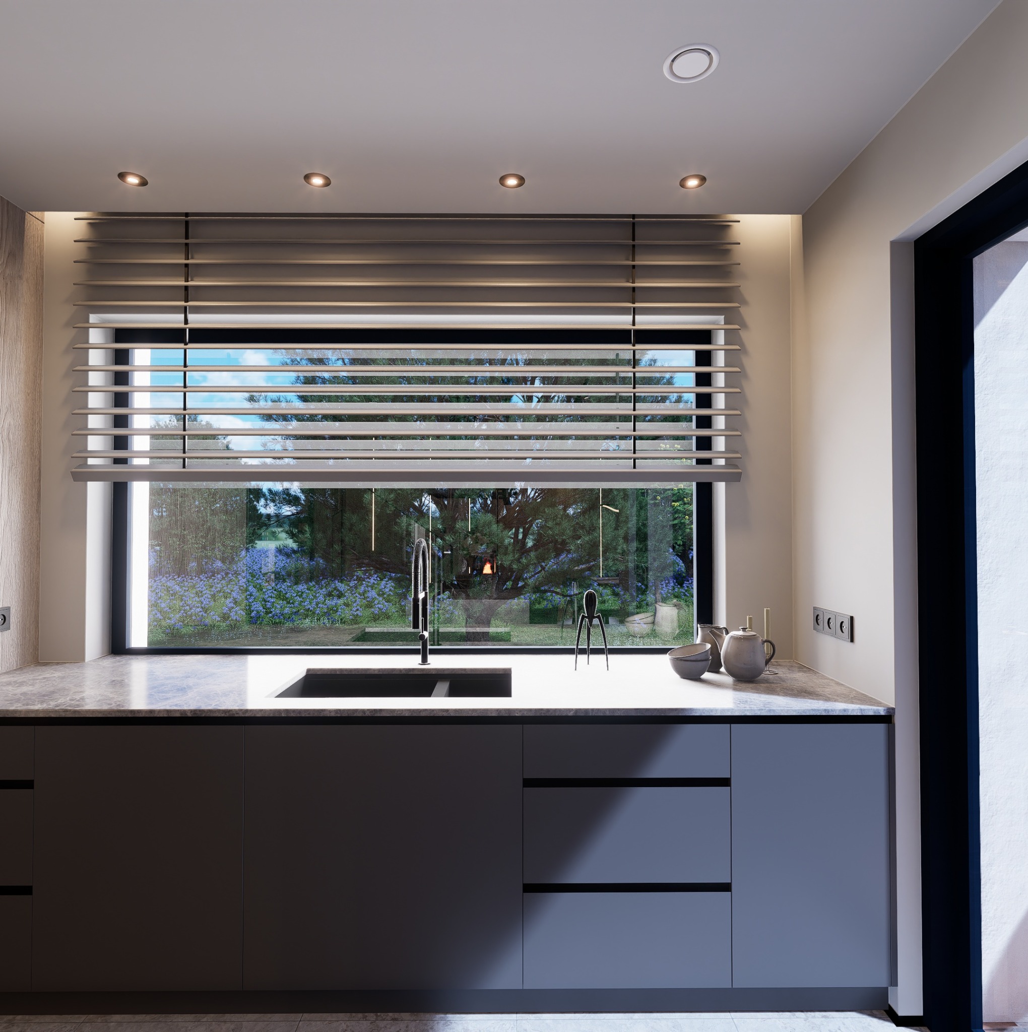 Nowoczesna kuchnia z szarymi szafkami, marmurowym blatem i dużym oknem z widokiem na ogród. Minimalistyczny design z akcentami dekoracyjnymi.