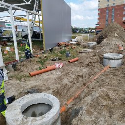 Montujemy studnie oraz wykonujemy zewnętrzne prace związane z instalacją kanalizacji, wodociągu i odwodnienia deszczowego.