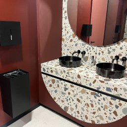 Montaż armatury wykończeniowej w łazienkach w centrum biznesowym ONDE