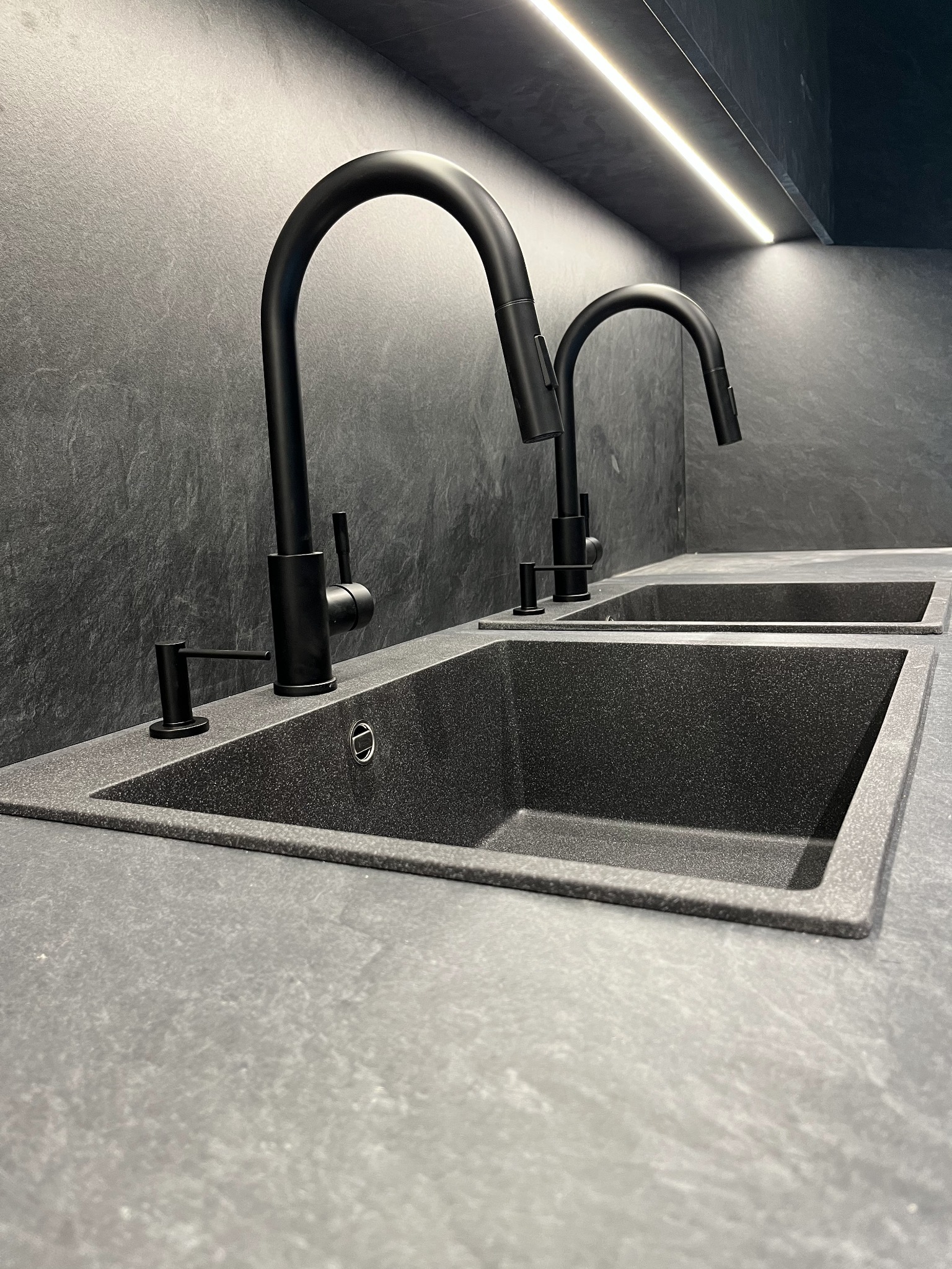 Montaż armatury wykończeniowej w łazienkach w centrum biznesowym ONDE