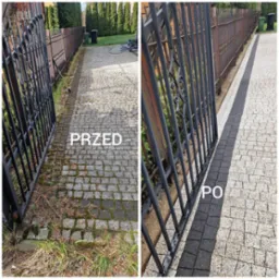 Porównanie stanu chodnika z kostki brukowej przed i po czyszczeniu, widoczne zabrudzenia i porosty usunięte, czysta powierzchnia, brama w tle.