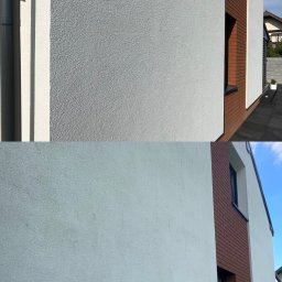 OXO Expert - Porównanie stanu elewacji przed i po czyszczeniu w Wojkowicach; górna część ściany jest wyraźnie czystsza niż dolna, ukazując różnicę w odcieniu bieli.