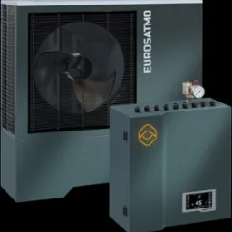 Szaro-zielona jednostka zewnętrzna z wentylatorem i panelem sterowania z manometrem i wyświetlaczem, oznaczona logo Eurosatmo.
