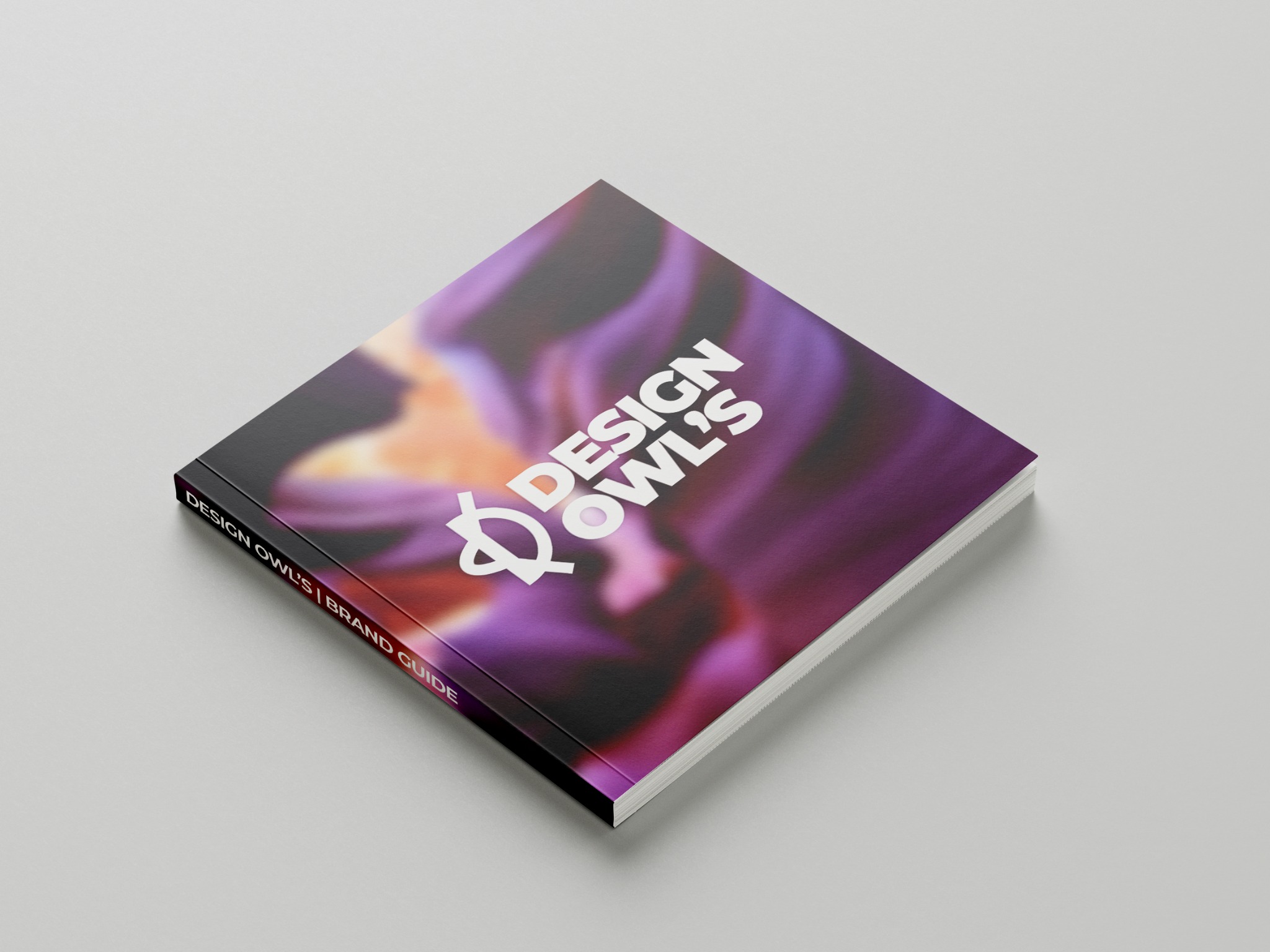 Kwadratowy brand guide Design Owl's z abstrakcyjnym tłem w odcieniach fioletu i pomarańczy, leżący ukośnie na jasnoszarym tle.