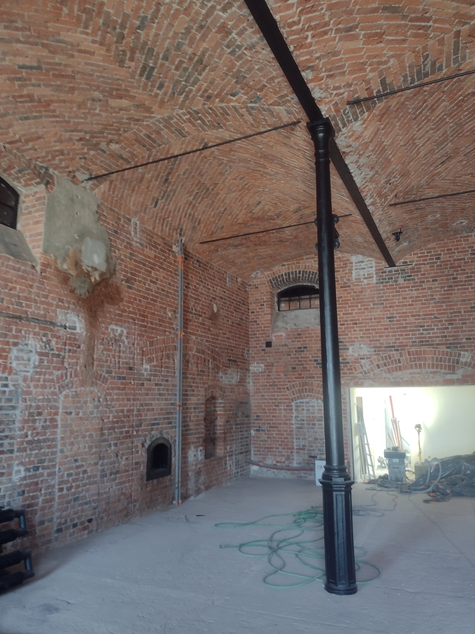 Skuwanie tynków, piaskowanie oraz impregnacja cegły.