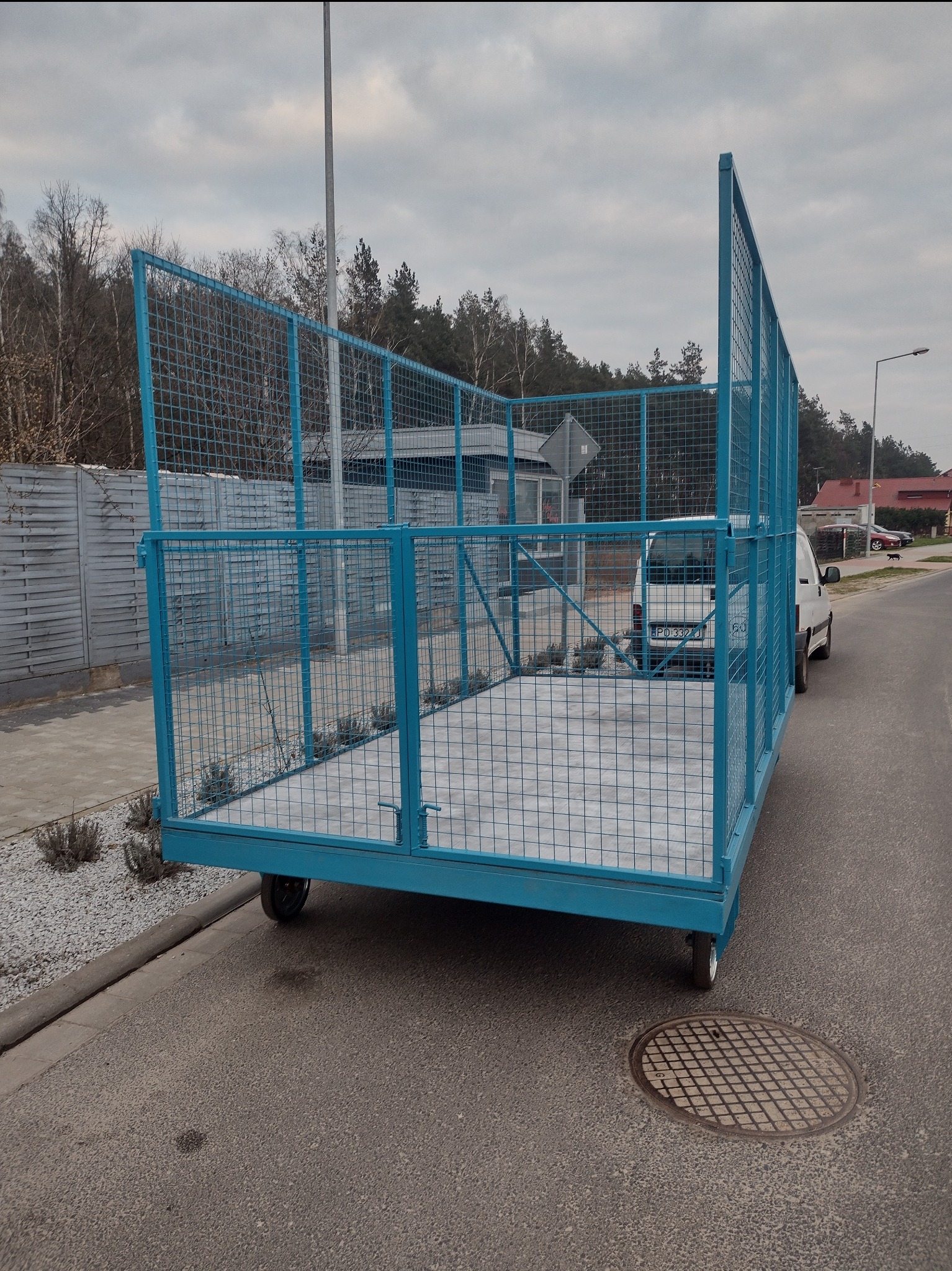 Produkcja wózków transportowych.
