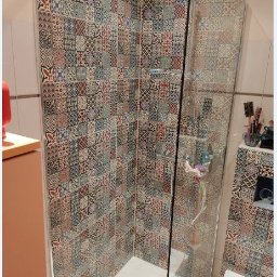 Częściowy remont łazienki.  Usunięto wannę i przeniesiono sedes. W miejscu wanny zainstalowano brodzik i położono płytki