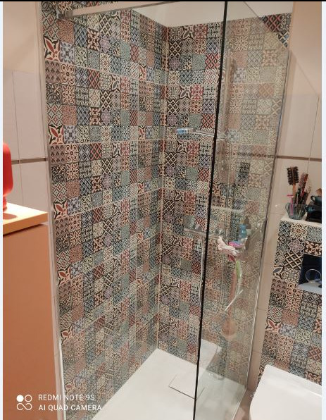 Częściowy remont łazienki. Usunięto wannę i przeniesiono sedes. W miejscu wanny zainstalowano brodzik i położono płytki