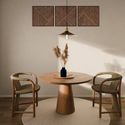 Kamil Macieja - Jadalnia w stylu boho z okrągłym drewnianym stołem, dwoma krzesłami z plecionki, niebieskim wazonem z suszonymi trawami i geometrycznymi panelami ściennymi z drewna.