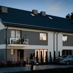 Wizualizacja szeregu nowych domów dwukondygnacyjnych z balkonami, szara elewacja z białymi pasami, ciemna dachówka, podświetlone okna, samochód i rower przed ogrodzeniem, para spacerująca po chodniku.