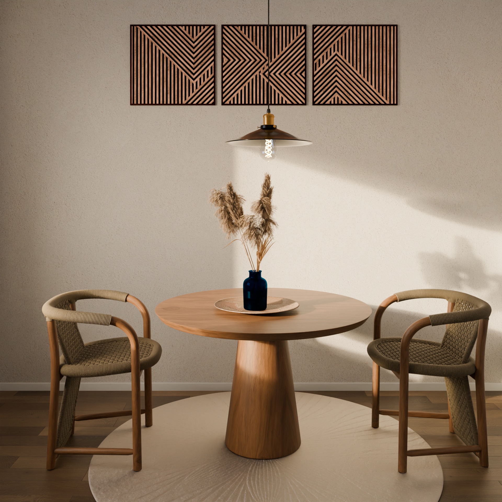 Jadalnia w stylu boho z okrągłym drewnianym stołem, dwoma krzesłami z plecionki, niebieskim wazonem z suszonymi trawami i geometrycznymi panelami ściennymi z drewna.