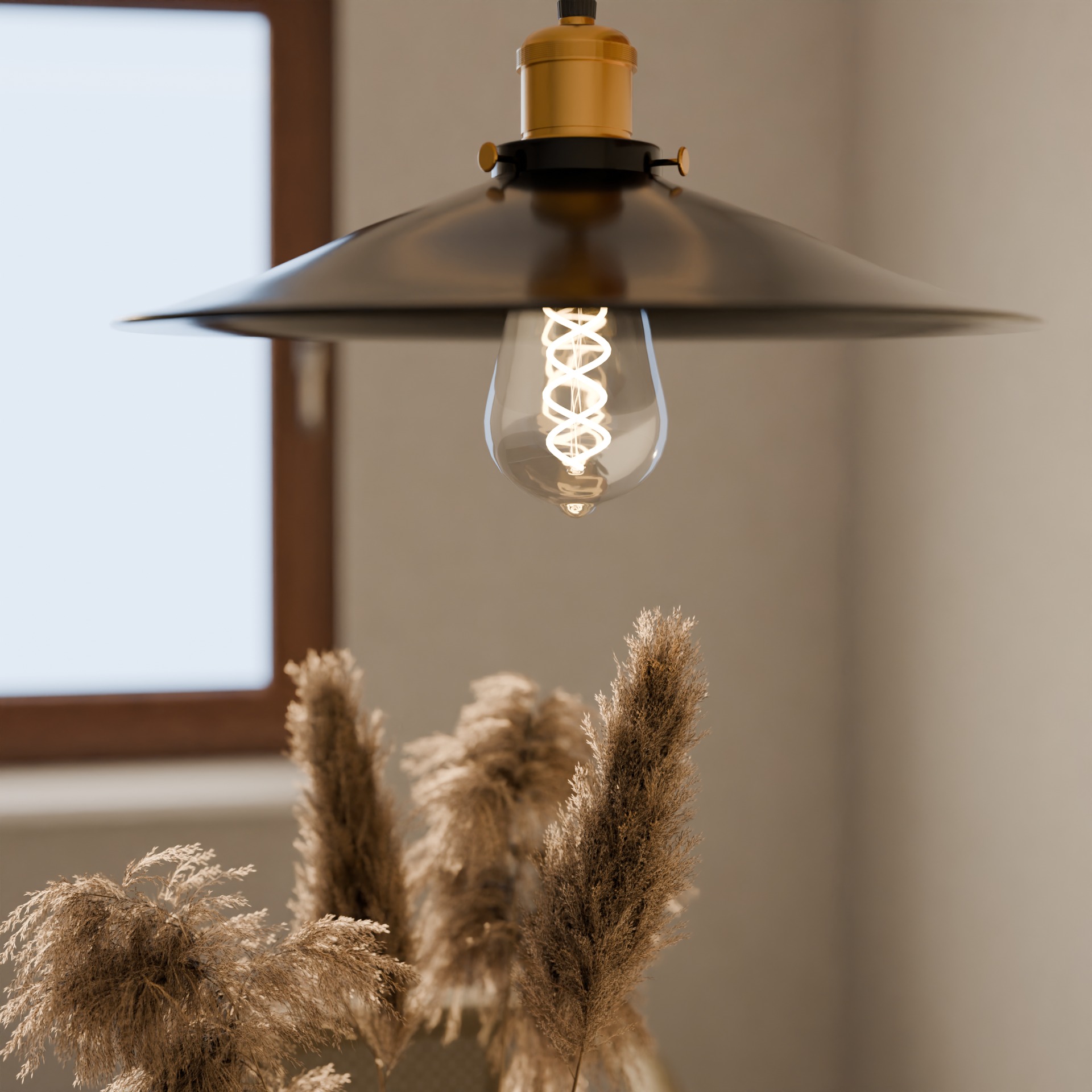 Metalowa lampa wisząca z dekoracyjną żarówką spiralną, oświetlająca kompozycję z suszonych traw pampasowych na tle okna.