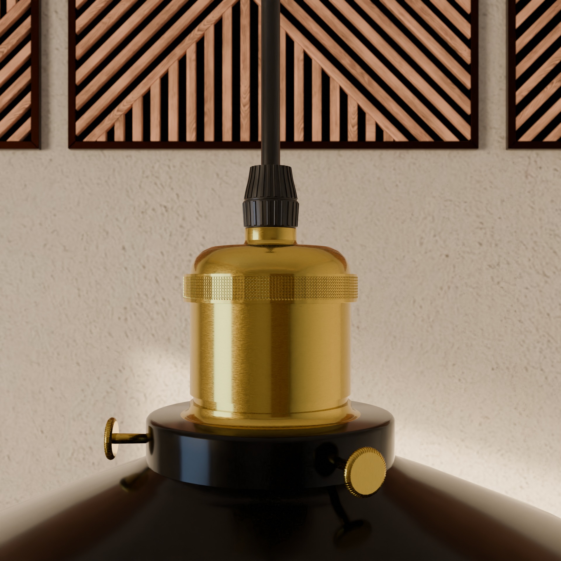 Detale lampy wiszącej z czarnym kloszem i złotymi elementami, na tle ściany i drewnianych paneli dekoracyjnych.