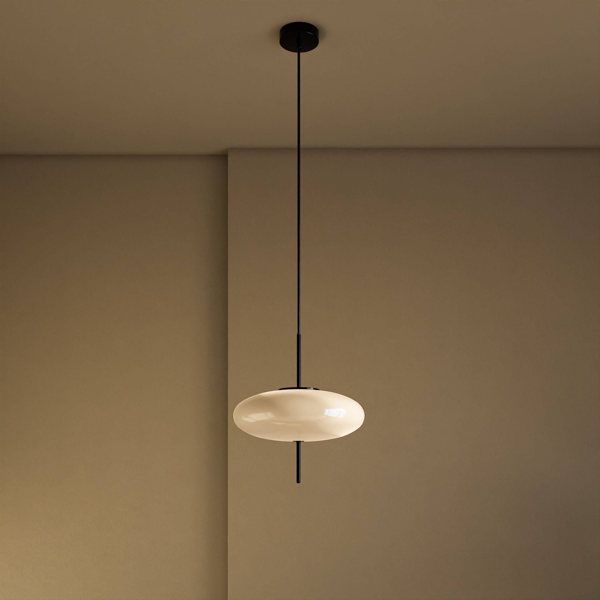 Minimalistyczna lampa wisząca z mlecznym, owalnym kloszem i czarnym przewodem na tle beżowej ściany.