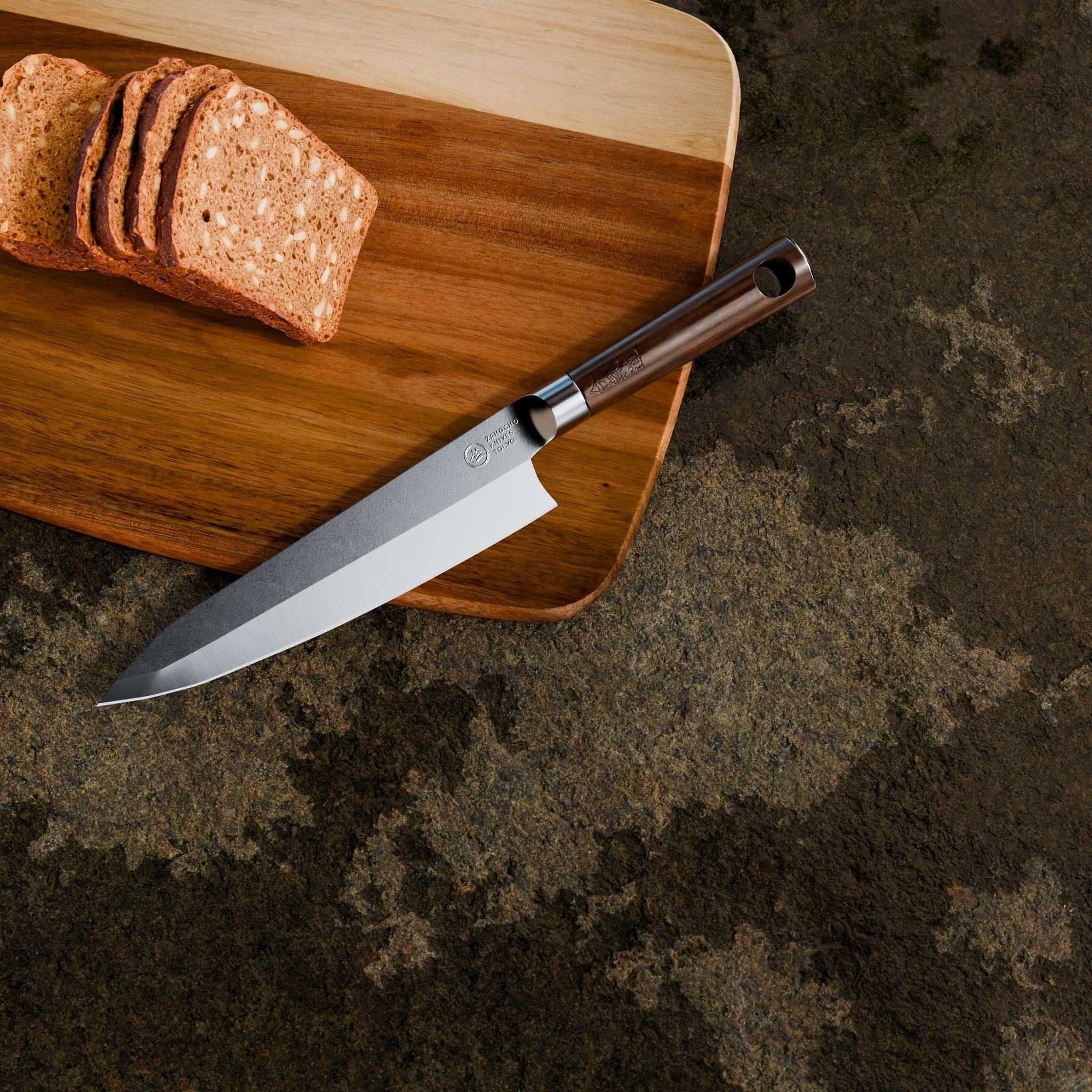 Profesjonalny nóż szefa kuchni z drewnianą rękojeścią leży na drewnianej desce do krojenia obok pokrojonego chleba na tle surowej kamiennej powierzchni.