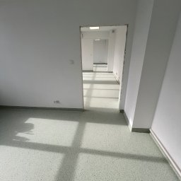 Vanguard Marine - Jasne wnętrze z nową, plamkowaną posadzką i widokiem na długi korytarz z oknami dachowymi, klimatyzator na ścianie.