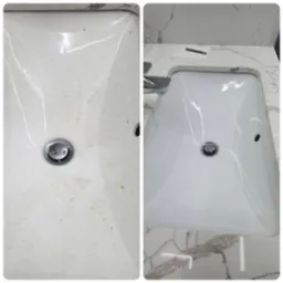 Porównanie umywalki przed i po czyszczeniu: po lewej stronie zabrudzona powierzchnia, po prawej lśniąca biel po usunięciu osadów.