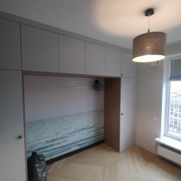 Szafa z andresolem i regałem. 