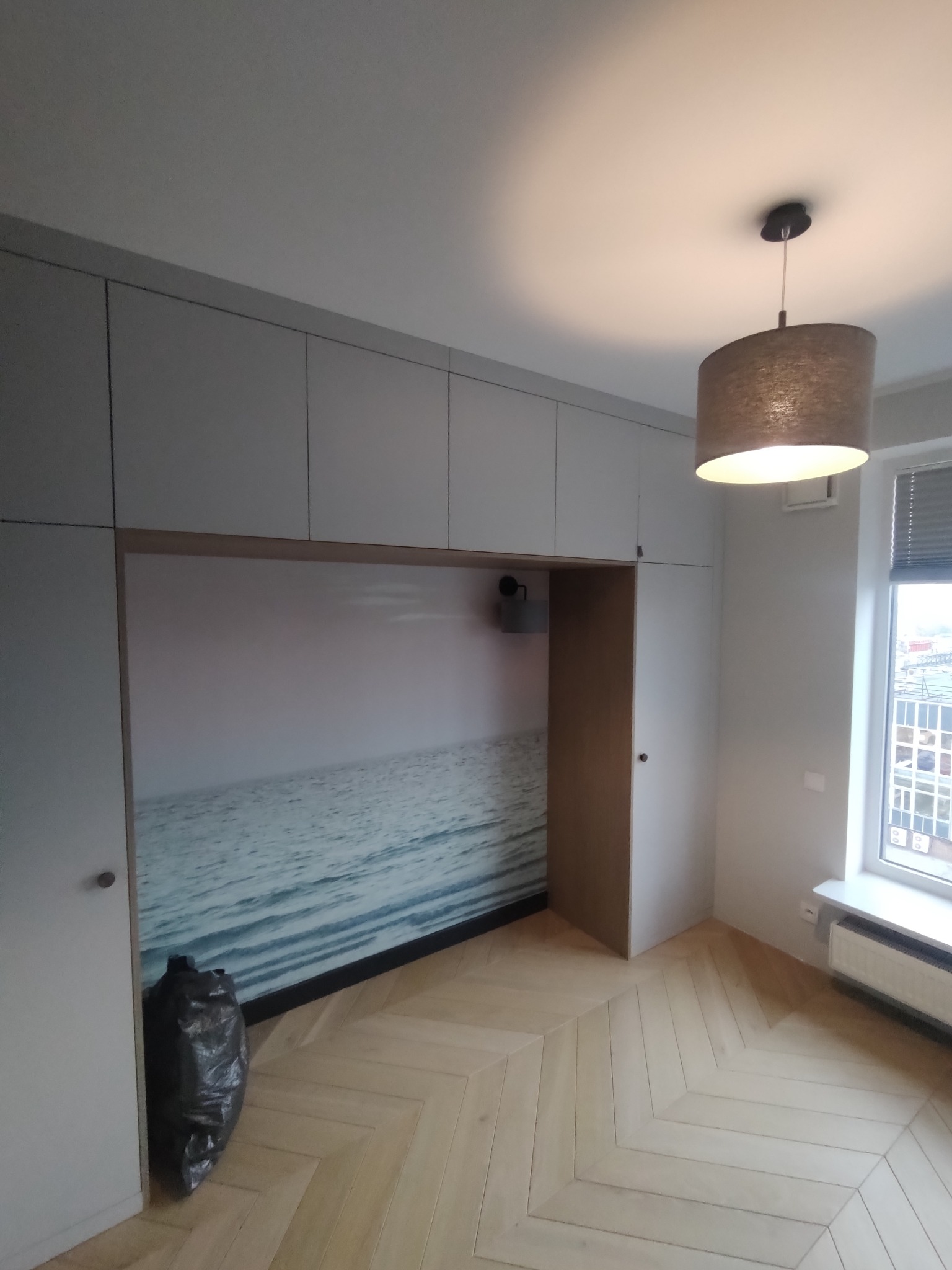 Szafa z andresolem i regałem.