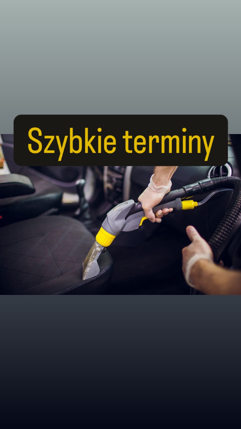 Czyszczenie tapicerki samochodowej za pomocą odkurzacza piorącego z żółtymi elementami, ręka w lateksowej rękawiczce, napis 'Szybkie terminy' na grafice.