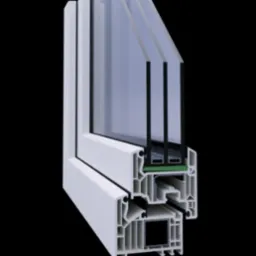 Przekrój okna PCV z trzema szybami, ukazujący wewnętrzną konstrukcję ramy i uszczelnienia, na czarnym tle.