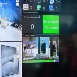 Ekran monitora systemu z podglądem stanu alarmów (brama 8087 - normalny), statystyk i podglądem wideo z kamery monitoringu.