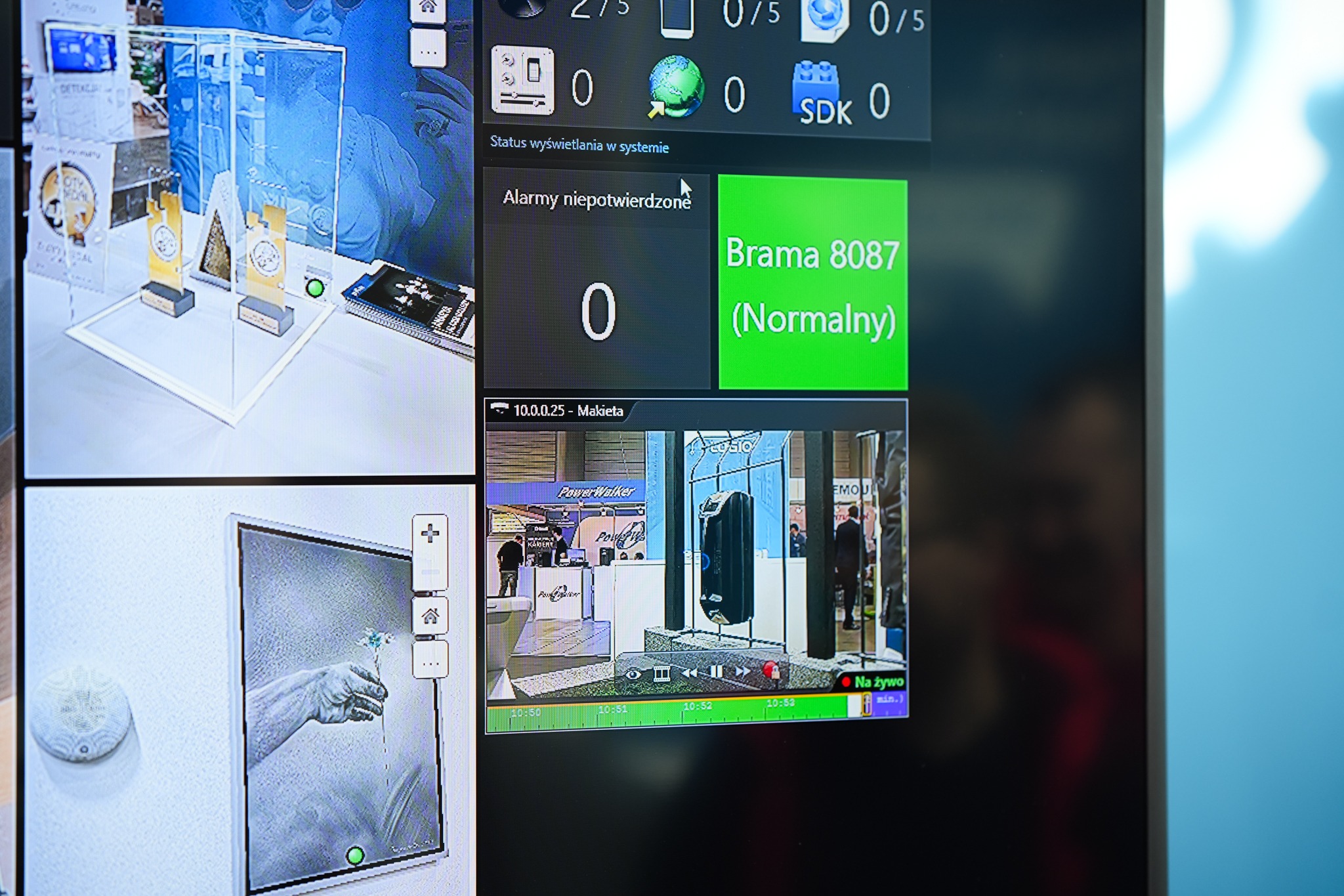 Ekran monitora systemu z podglądem stanu alarmów (brama 8087 - normalny), statystyk i podglądem wideo z kamery monitoringu.
