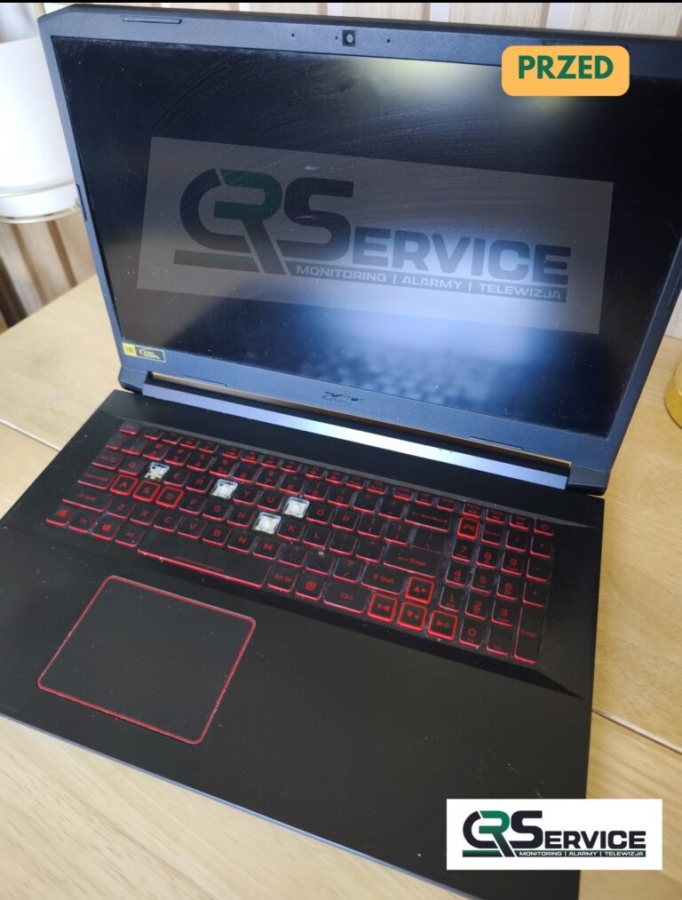 Czarny laptop Acer z podświetlaną klawiaturą, brakujące klawisze, widoczny napis 'PRZED' na ekranie, logo firmy serwisowej w tle i na dole zdjęcia.