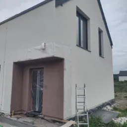 Elewacja w różnym kolorze wykonanie natryskowe.