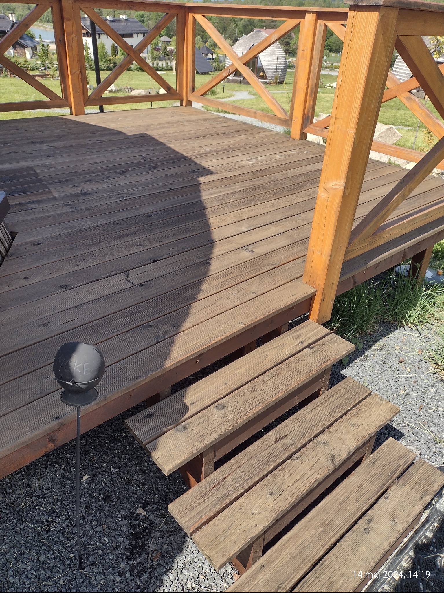 Wykonuje tarasy wraz z wykończeniem.