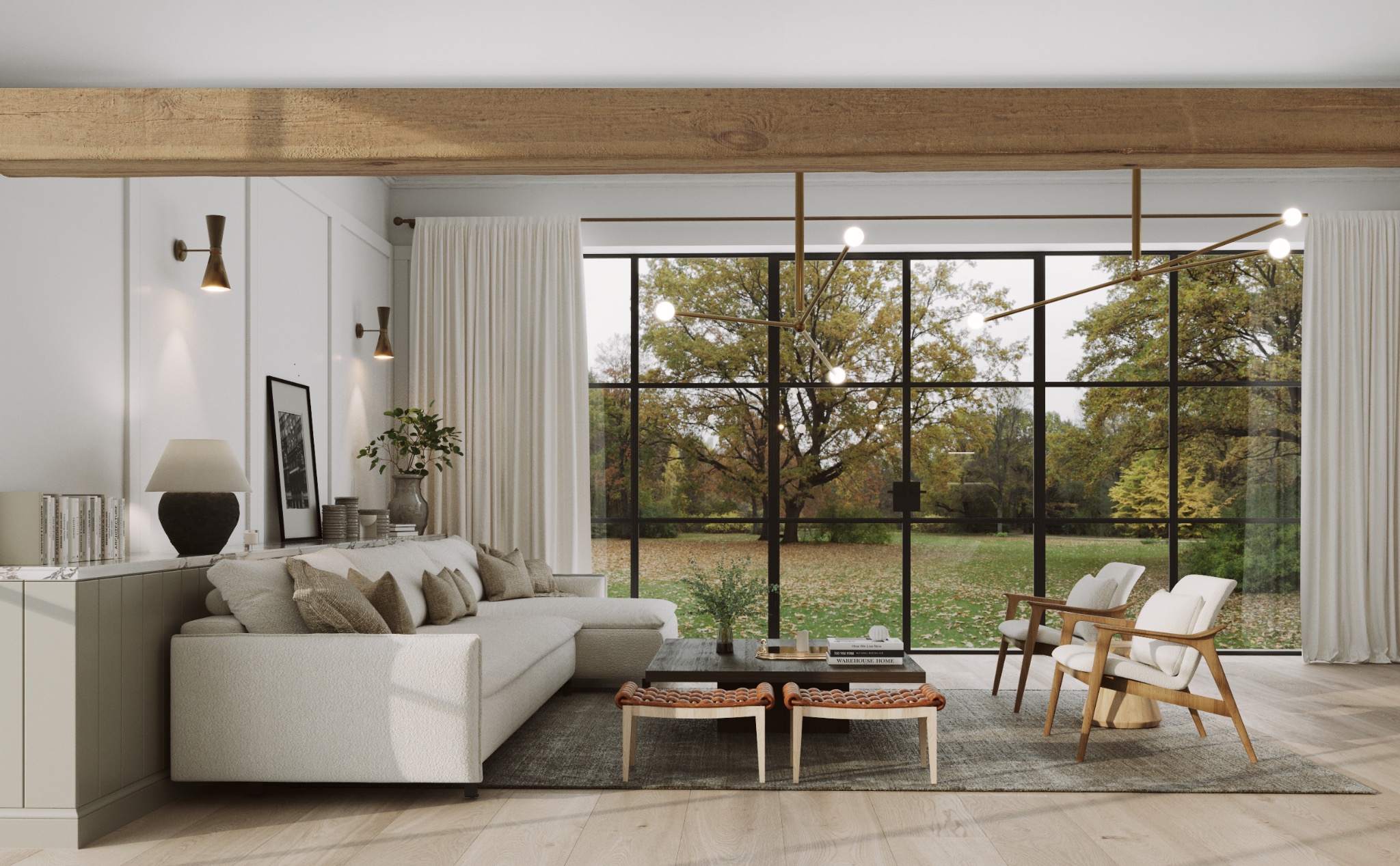 Jasny salon z dużym oknem na ogród, beżowa sofa narożna, drewniany stół kawowy i krzesła w stylu skandynawskim, drewniane belki stropowe.