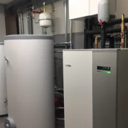 Nowoczesna instalacja grzewcza z dwoma zbiornikami i pompą ciepła Nibe, widoczne rury i zawory. Całość w jasnej, minimalistycznej kotłowni.