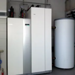 Biała, nowoczesna pompa ciepła Nibe z zbiornikiem i instalacją w pomieszczeniu z białymi płytkami. Widoczne rury i manometry.