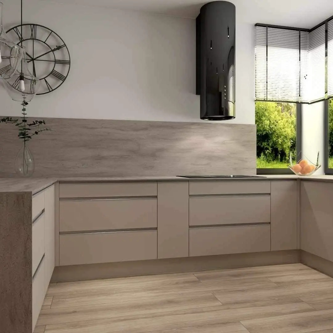 Jasna, nowoczesna kuchnia z gładkimi frontami szafek i minimalistycznym okapem w czarnym kolorze. Duży zegar na ścianie i widok zieleni za oknem dodają przestrzeni charakteru.