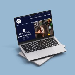 Antoni Wieloch - Laptop wyświetla stronę internetową sklepu rybnego z motywem świeżych ryb i tradycyjnych smaków, z menu nawigacyjnym u góry i zdjęciem ryby na desce do krojenia w tle.