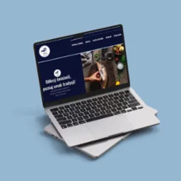 Laptop wyświetla stronę internetową sklepu rybnego z motywem świeżych ryb i tradycyjnych smaków, z menu nawigacyjnym u góry i zdjęciem ryby na desce do krojenia w tle.