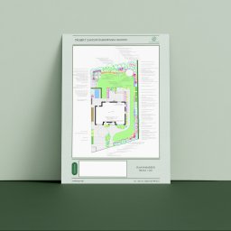 Antoni Wieloch - Plan zagospodarowania ogrodu z rozmieszczeniem nasadzeń, basenu i ścieżek, przedstawiony na białej kartce z zielonymi akcentami, leżącej na zielonym tle.