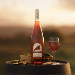 Antoni Wieloch - Butelka różowego wina Diversa, kieliszek wina, ser, oliwki i krakersy na beczce z rozmytym krajobrazem w tle, oświetlone ciepłym światłem zachodzącego słońca.
