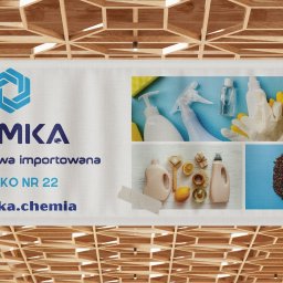 Antoni Wieloch - Baner reklamowy firmy Niemka z logo, informacją o chemii i kawie importowanej, numerem stoiska i adresem na Facebooku, wiszący pod drewnianym sufitem.