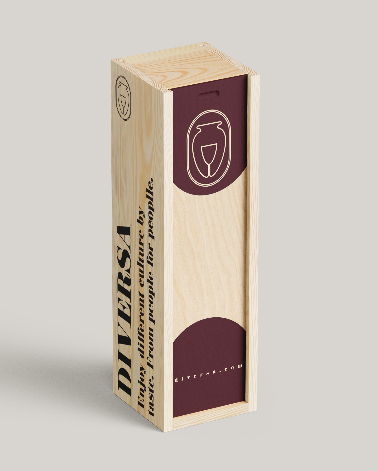 Drewniana skrzynka z logo i hasłem marki Diversa, prezentująca estetyczne opakowanie produktu z wyciętym uchwytem i minimalistycznym designem.