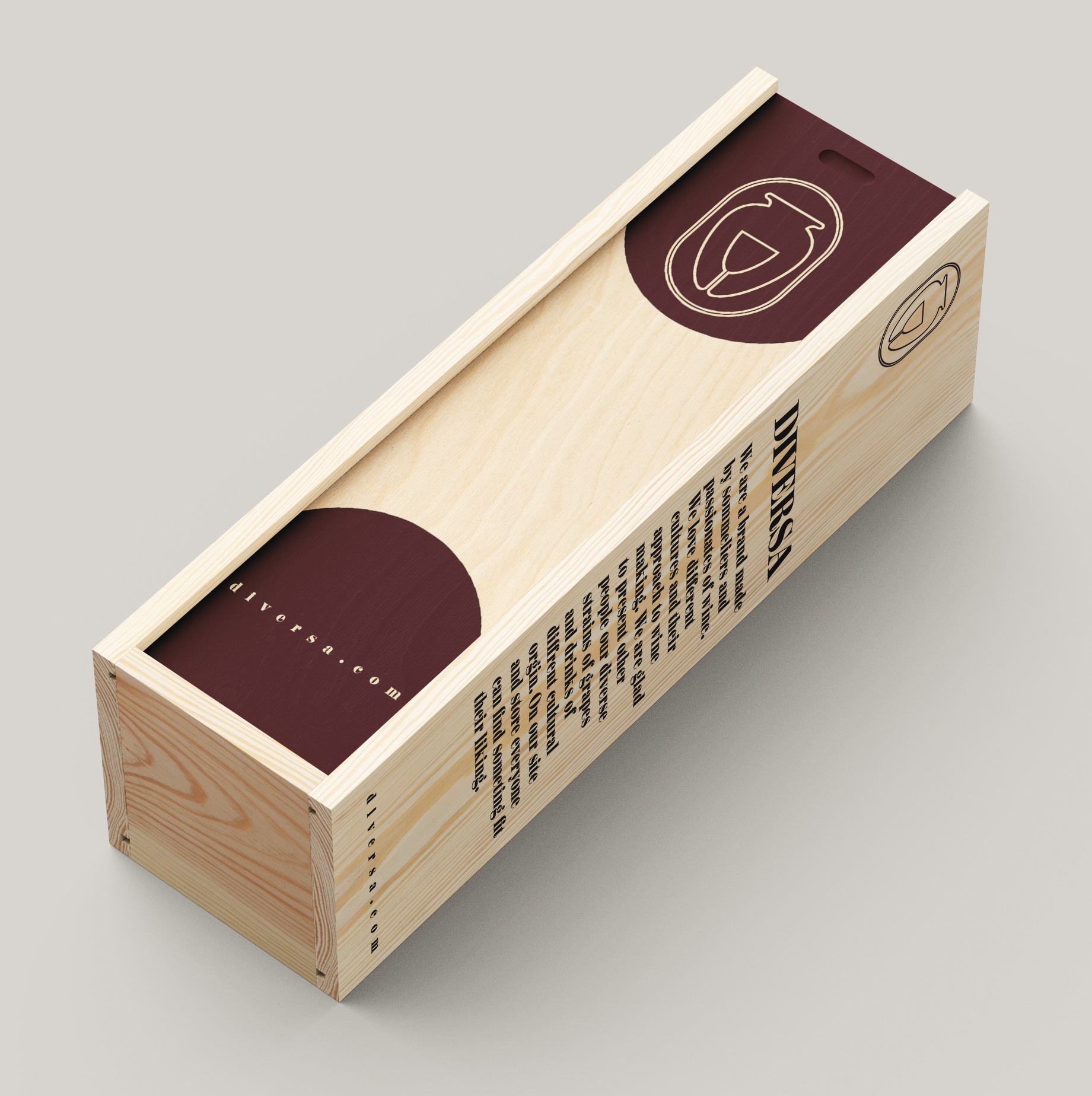 Drewniana skrzynka z burgundowymi elementami i logo w kształcie odwróconego kieliszka, zawierająca tekst o winie i adres strony internetowej.
