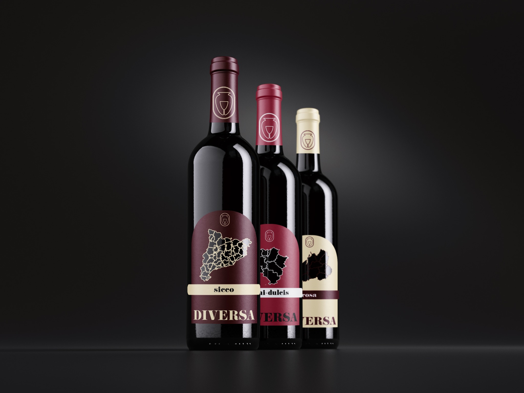 Trzy butelki wina Diversa z etykietami przedstawiającymi mapy regionów, na czarnym tle, z różnymi kolorami kapsli.
